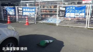 83歳女性が運転の車が暴走…アクセルとブレーキの操作ミスか、ホームセンターの駐車場でフェンスを突き破る　北海道東川町