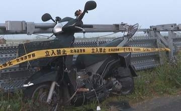 原付2種スクーターが乗用車と衝突、大阪の59歳男性ライダーが左足骨折の重傷　国道をUターンしようと対向車と…北海道興部町・国道238号