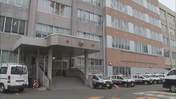 「2人組が棒を振り回して暴れている」団地に住む母親と娘が敷地内で男性に熊手や杖で殴打か　傷害の疑いで逮捕　親子と男性に面識なし　北海道釧路市