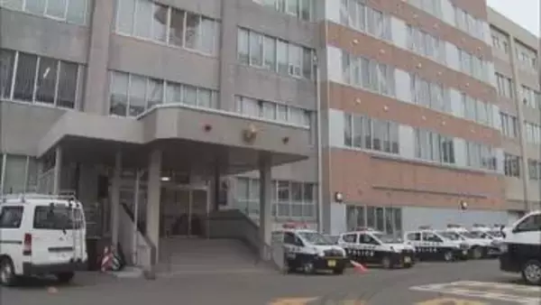 「2人組が棒を振り回して暴れている」団地に住む母親と娘が敷地内で男性に熊手や杖で殴打か　傷害の疑いで逮捕　親子と男性に面識なし　北海道釧路市