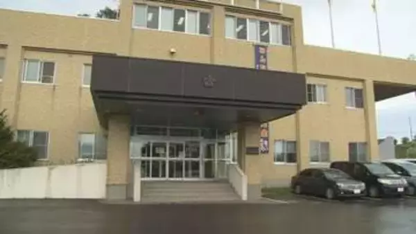 油圧ショベルの運転席に乗った状態で心肺停止の男性発見　搬送先の病院で死亡　畑のビニールハウスを組み立てる途中か　事故と病気の両面で調べ　北海道余市町