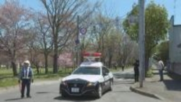 道路を横断中にはねられたか　高齢とみられる女性が意識不明の重体「歩行者との事故で頭部から出血」乗用車のドライバーが通報　北海道釧路市