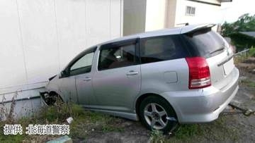 70代男性運転の乗用車が衝突　住宅地の駐車場で「アクセルとブレーキを踏み間違えた」建物の壁に穴　北海道室蘭市