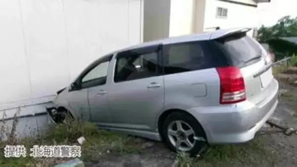 70代男性運転の乗用車が衝突　住宅地の駐車場で「アクセルとブレーキを踏み間違えた」建物の壁に穴　北海道室蘭市