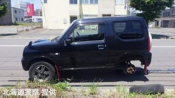 左リアタイヤ脱落し駐車中の車に衝突、フロントバンパー破損するもけが人なし　運転の50代男性は4月にタイヤ交換と説明　北海道室蘭市