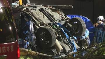 中央分離帯の立ち木に車が衝突　19歳の女子高校生と23歳男性が死亡　車は大破し、後部座席に乗っていた10代後半の女性も重傷　北海道苫小牧市