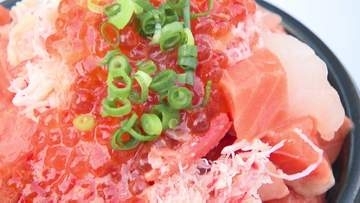 アツアツ蒸しかきや甘くとろける知内サーモンの海鮮丼を味わう 北海道知内町の特産品が集まるグルメフェア 札幌・北3条広場
