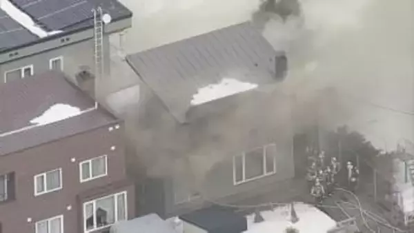 【速報】札幌市厚別区の住宅で火災「玄関付近から煙」と近隣住民が通報　住宅内から70代女性を救助（意識あり）