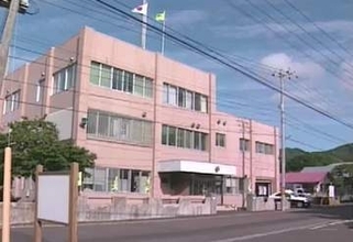 女性の車のナンバープレートを折り曲げた疑い　60歳男は「やっていない」と否認　現場の共同住宅は同様の被害が散発　北海道福島町