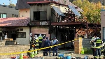 「一軒家が燃えている」通行人が119番、木造2階建ての住宅が焼損、住人は外出していて無事、隣接する車庫が火元か　札幌市南区