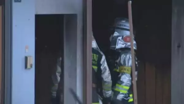 「付近の建物から黒煙」近くの住民が通報　2階建て住宅から出火　70代女性を救助し病院搬送、意識あり　札幌市南区