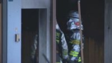 「付近の建物から黒煙」近くの住民が通報　2階建て住宅から出火　70代女性を救助し病院搬送、意識あり　札幌市南区