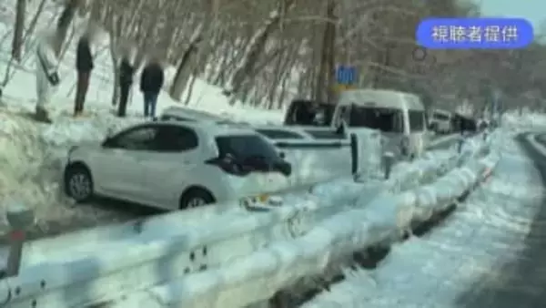 【速報】7台が絡む多重事故【北海道千歳市】“つるつる”路面が影響か　54歳女性が病院搬送　道道16号線