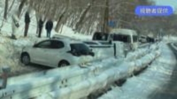 【速報】7台が絡む多重事故【北海道千歳市】“つるつる”路面が影響か　54歳女性が病院搬送　道道16号線