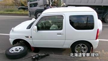 自分でタイヤ交換した翌日に左前タイヤが脱落…道路脇の物置に衝突、増し締めをするため整備工場に向かう途中　北海道小樽市・国道37号