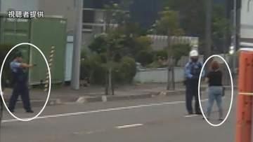「バックを下ろせ！」路上で包丁差し向ける42歳女　警察官「威嚇射撃」で上空に発砲　緊迫の一部始終　北海道千歳市