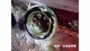 【タイヤ脱落】「外れる直前にガタガタと音がした」 軽乗用車から左前方のタイヤが外れ、道路脇の雪山にぶつかる　けが人なし　タイヤは運転手が約2か月前に自分で交換