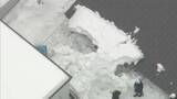 「【最新】意識不明の搬送の60代男性が死亡　屋根からの落雪で男性3人生き埋めに…救助を手伝った女性「足を見つけて掘り出した」札幌市白石区」の画像1