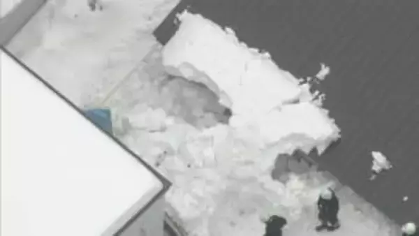 【最新】意識不明の搬送の60代男性が死亡　屋根からの落雪で男性3人生き埋めに…救助を手伝った女性「足を見つけて掘り出した」札幌市白石区