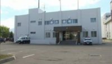「万引き犯を確保」スーパーからの通報で駆け付けた警察官の顔面につば…公務執行妨害容疑で78歳の男を逮捕　窃盗容疑でも捜査　北海道倶知安町
