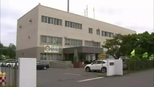 【タイヤ脱落】「2、3日前から異音がしていたが…」軽乗用車の左後ろのタイヤ　数メートル転がり、路肩の雪山に衝突して停止　1か月前に親族が交換作業