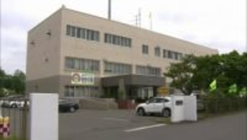 【タイヤ脱落】「2、3日前から異音がしていたが…」軽乗用車の左後ろのタイヤ　数メートル転がり、路肩の雪山に衝突して停止　1か月前に親族が交換作業