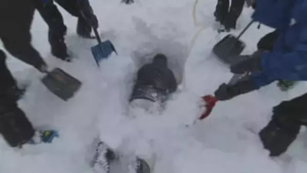 山岳遭難救助隊に密着　記者が体験した“雪崩で埋もれる恐怖”「真っ暗で何も見えない」　北海道で急増するバックカントリー遭難　お汁粉と9枚のシートで命を繋ぐ救助隊の過酷な最前線