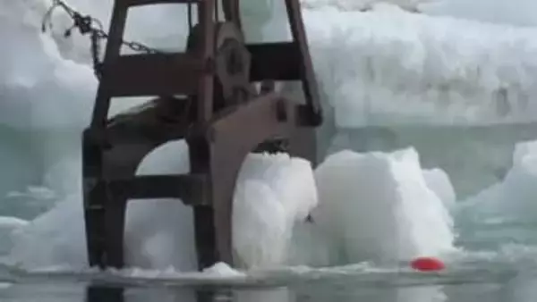 流氷300トンを陸揚げ　「オホーツク流氷館」で展示へ　一部は夏でも使用できるよう冷凍倉庫で保管　北海道網走市