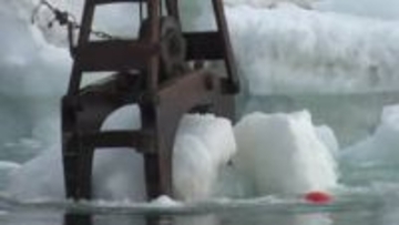 流氷300トンを陸揚げ　「オホーツク流氷館」で展示へ　一部は夏でも使用できるよう冷凍倉庫で保管　北海道網走市