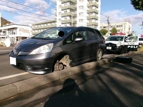 「走行中に異音」国道230号で乗用車の左前タイヤが突然脱落　約50メートル転がり縁石に衝突　札幌市中央区