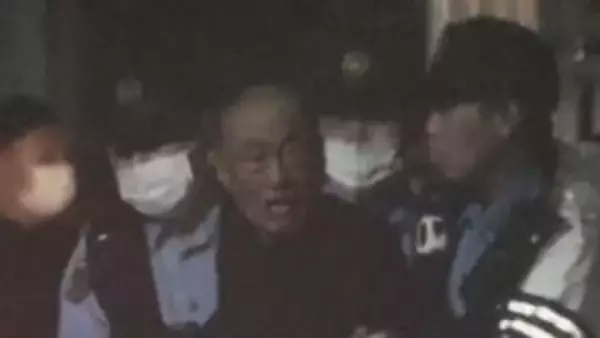 「家の中に知らない奴」同級生5人の飲み会で突然ナイフで殺害、76歳男の裁判詳報「不審者が入ってきて俺が」から一転「金蔵なのか？」弁護側は“誤想防衛”無罪主張