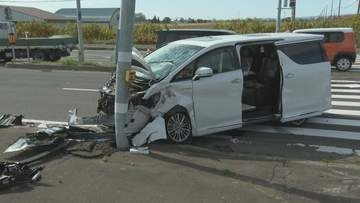 【速報】車2台が衝突し大破　男女3人が負傷、意識もうろうの50代女性をヘリ搬送　北海道三笠市・国道12号