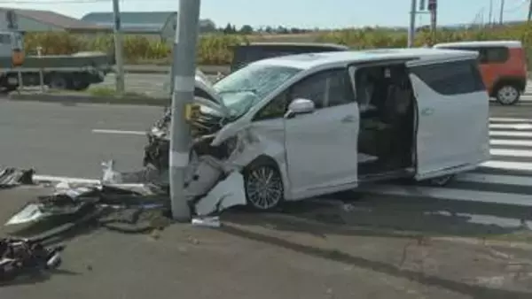 【速報】車2台が衝突し大破　男女3人が負傷、意識もうろうの50代女性をヘリ搬送　北海道岩見沢市・国道12号