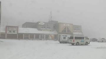 今季一番の寒気 稚内市・旭川市などで初雪を観測　峠は吹雪で見通し悪く、除雪車も出動　北海道