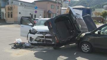 交差点で2台の車に挟まれ横転か…軽乗用車に乗っていた2人が病院搬送　3台が絡む交通事故　北海道函館市