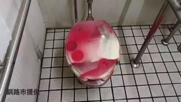 公園トイレの窓が割られ便器に落書き、水道メーターなど次々と破壊、衣類が燃やされた跡も　警察は器物損壊容疑などで捜査　北海道釧路市