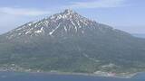 「利尻山から下山中に登山初心者の54歳女性が足を負傷、捻挫した左足をかばい右足も痛め「動けない」とSOS…警察が無事救助、仲間の男女2人は登山経験あり 北海道」の画像1