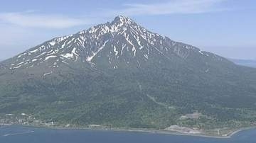 利尻山から下山中に登山初心者の54歳女性が足を負傷、捻挫した左足をかばい右足も負傷「動けない」とSOS…警察が無事救助、仲間の男女2人は登山経験あり 北海道