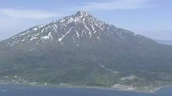 利尻山から下山中に登山初心者の54歳女性が足を負傷、捻挫した左足をかばい右足も痛め「動けない」とSOS…警察が無事救助、仲間の男女2人は登山経験あり 北海道