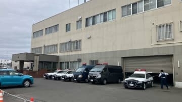 【高速道路】金網に引っ掛かる高齢男性の遺体を発見　道路工事の作業員が発見　道央道・千歳IC付近