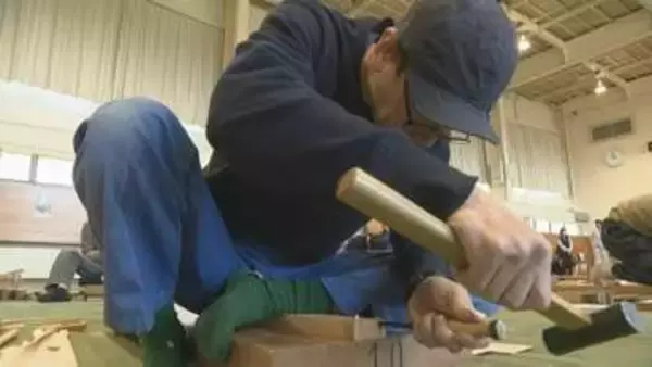 家具職人が木工技術を競う「旭川木工技能競技大会」予選会　職人25人が板2枚を直角に組み合わせる課題に挑む