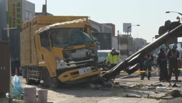 速報　国道242号の交差点で清掃作業車と乗用車が出合い頭に衝突　はずみで作業車は街路灯にもぶつかる　3人病院搬送　北海道遠軽町