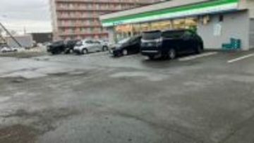 コンビニ駐車場で50代女性はねられ頭部を強打、乗用車は走り去る⇒近くの住宅街で塀や車両に衝突する当て逃げ事件も、同一車両か　北海道千歳市