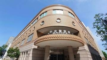 札幌ススキノの路上「ごみ箱を蹴って壊された」飲食店が110番　酒酔いの48歳男を現行犯逮捕「膝が当たってへこんでしまった」と器物損壊容疑を否認