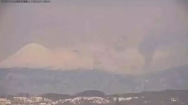 【速報】北海道・雌阿寒岳で噴火　ポンマチネシリ火口から上空100ｍに噴煙確認　大きな噴石に警戒を…去年10月25日以来　札幌管区気象台