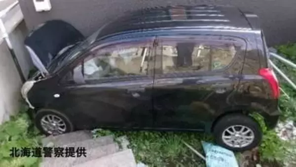 ペダル操作を誤り暴走…追突⇒路外逸脱⇒家屋や灯油タンクに衝突　軽乗用車は大破、運転の86歳男性は腕や足を痛め病院搬送　北海道函館市