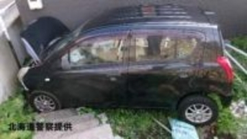 ペダル操作を誤り暴走…追突⇒路外逸脱⇒家屋や灯油タンクに衝突　軽乗用車は大破、運転の86歳男性は腕や足を痛め病院搬送　北海道函館市