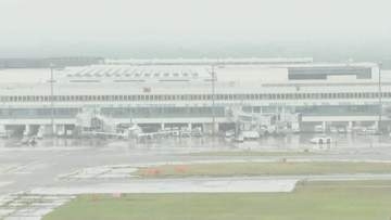 【続報】北海道・新千歳空港の国際線で駐機中の機内でモバイルバッテリーから煙　消防の放水活動なく鎮火　約50人の乗客にけがなし