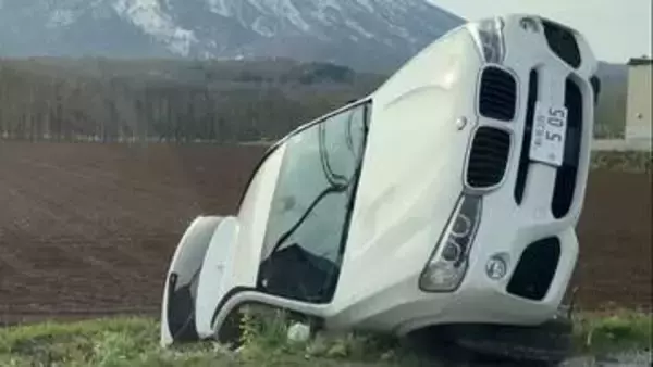 乗用車どうしが正面衝突　道外ナンバーのRV車1台が路外逸脱し横転　見通しのよい道路で一方がはみ出しか　北海道倶知安町・国道5号