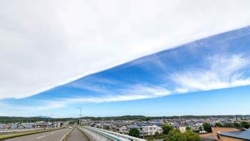 【青白半分】青空とまっすぐな白い雲がくっきり…まるで芸術作品のよう　苫小牧市や千歳市、札幌市上空に広がる
